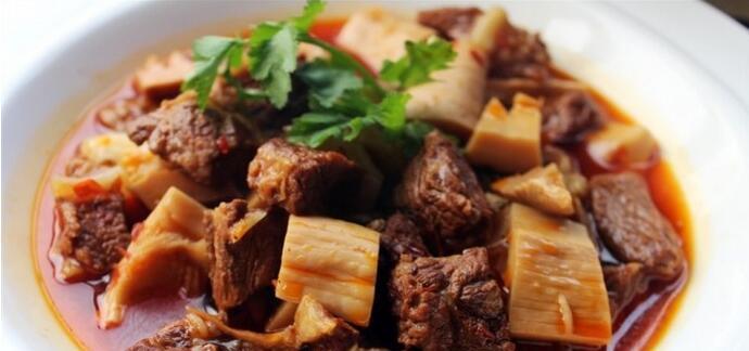 板栗烧牛肉，美味无比的秋季佳肴（一道让你欲罢不能的秋日美食）  第1张