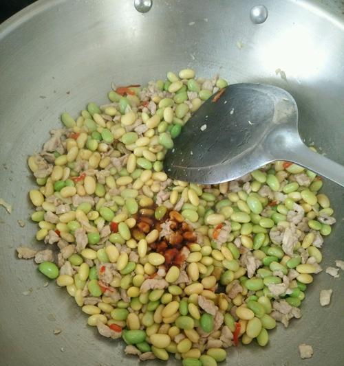 抱腌菜炒毛豆，清爽美味开胃下饭菜（以传统美食为灵感）