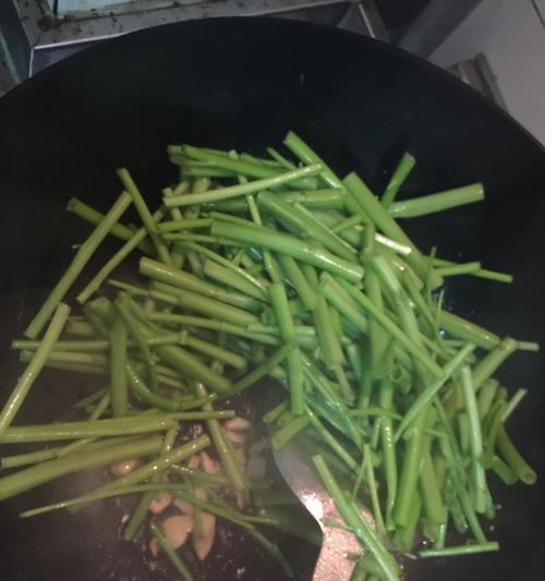 清炒空心菜杆的做法（家常菜谱）  第1张