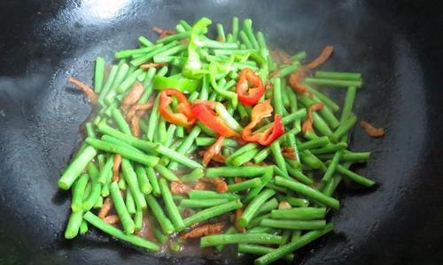 清炒豆角丝——做出美味的下饭菜（家常清炒豆角丝的制作方法和技巧）
