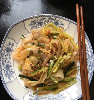 手工制作凉皮，美味可口的凉拌佳品（以拌凉皮的做法详解）  第1张