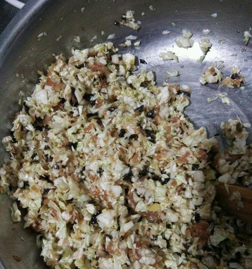 猪肉馅饺子的制作方法（传统手工饺子的制作流程和技巧）  第1张