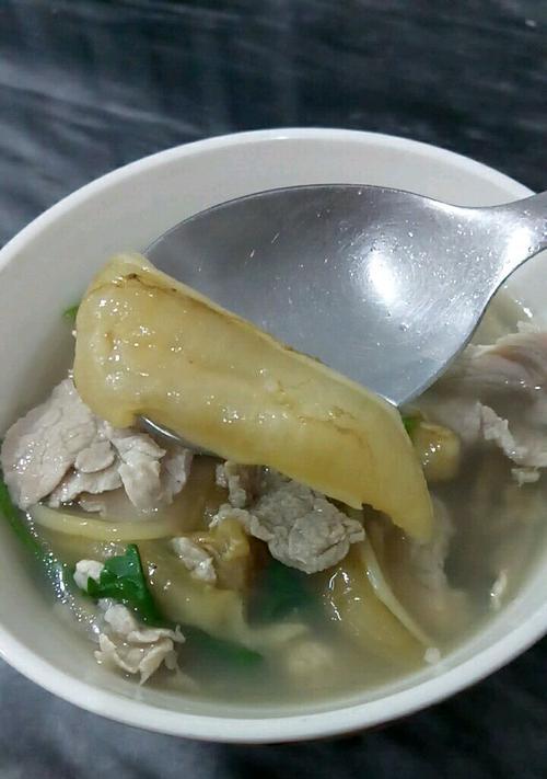 猪肉汤制作全攻略（掌握制作技巧）