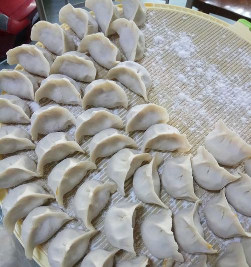 美味猪肉水饺的制作方法（学会做猪肉水饺）  第1张