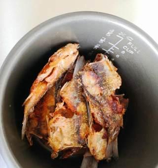 油炸香酥野鲫鱼的做法（美味可口的家常菜）  第1张