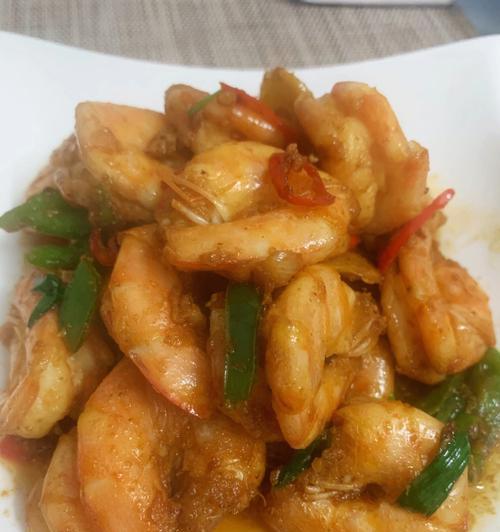 掌握制作油炸香辣大虾的秘诀（美味香辣又鲜嫩）  第1张