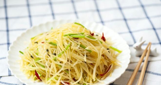 如何制作美味的油炸土豆丝（简单易学）  第1张