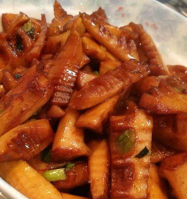 家常美食——油渣青笋片（用最简单的食材）  第1张