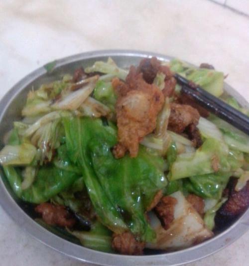 美味油渣白菜做法详解（用家常菜轻松制作）