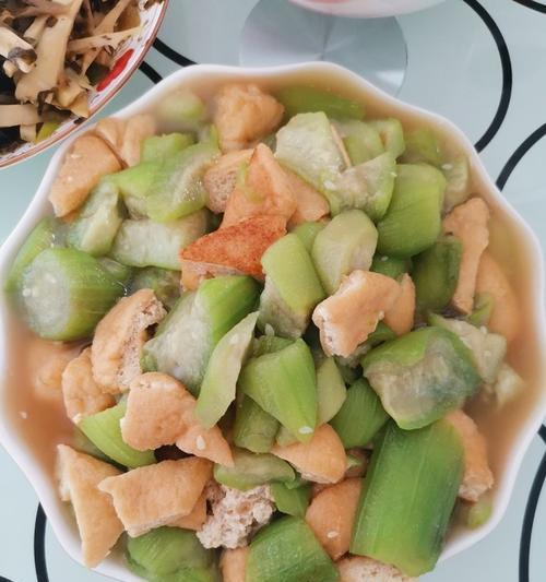 美味油条烩丝瓜（教你如何制作一道美味可口的油条烩丝瓜菜肴）