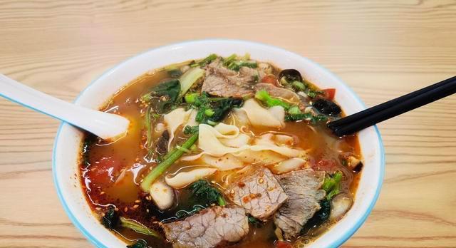 油条烩面，美味又营养的早餐（营养丰富的油条烩面）
