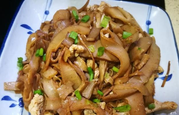 洋葱笋干炒酱肉的制作方法（以洋葱笋干为调味）  第1张