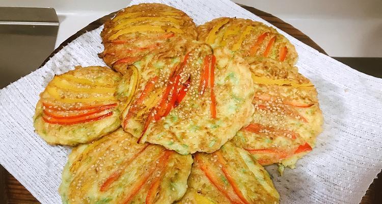 如何制作美味的洋葱圈鸡蛋小饼（用简单步骤）