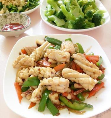 洋葱青椒鱿鱼花的美食制作（口感鲜美）