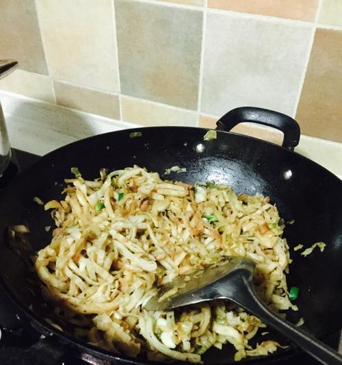 一步步教你做出好吃的洋葱青椒炒饼，让你欲罢不能（一步步教你做出好吃的洋葱青椒炒饼）  第1张