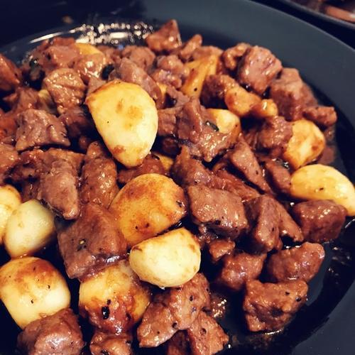 美食做法分享——洋葱牛肉粒（用最简单的步骤）  第1张