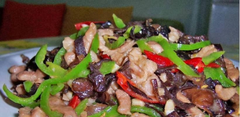 如何做出美味的洋葱木耳炒肉丝（香气四溢的家常美食）