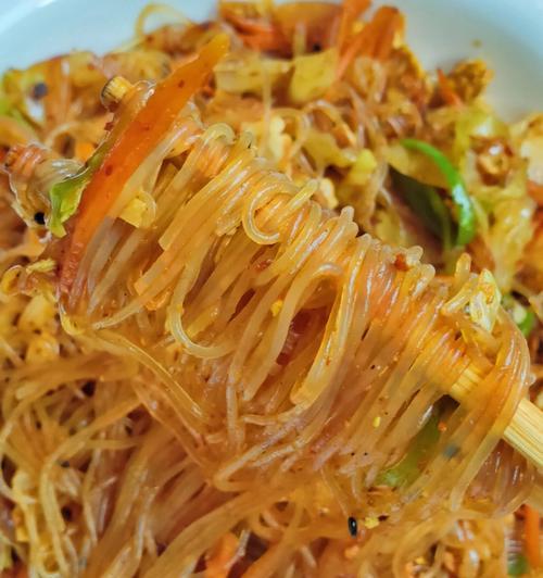 家常美食——洋葱鸡蛋炒粉条（做法简单）  第1张