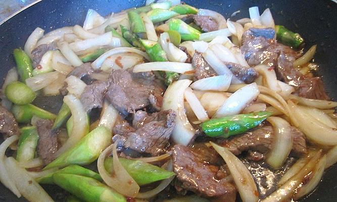 洋葱蚝油牛肉的做法（家庭自制）  第1张
