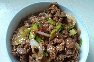香气四溢的孜然洋葱炒羊肉（传统美味佳肴）
