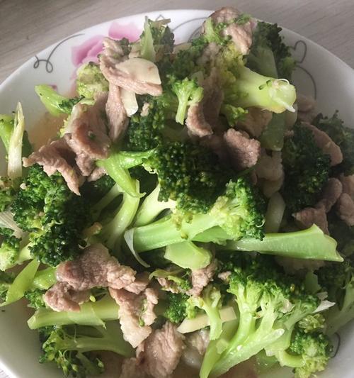 简单又美味的西兰花炒洋葱（健康餐桌上的佳肴）