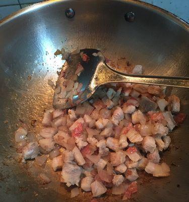 美味可口的洋葱炒肉丁（学习如何烹饪口感绝佳的洋葱炒肉丁）
