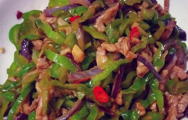 教你一招又香又脆的洋葱炒青椒（用这个秘诀让菜品更美味）  第1张