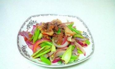 如何用洋葱炒出美味芹菜（学习这个简单的家常菜）  第1张