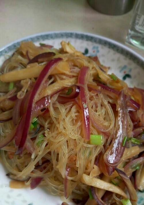 味道鲜美的洋葱炒白贝（品尝不一样的海鲜美食）  第1张
