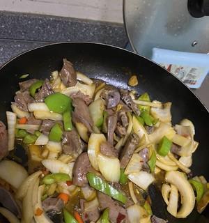 洋葱爆猪心的做法（美味可口）