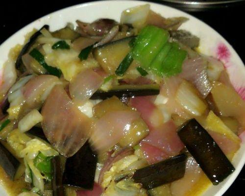 洋葱爆茄子的做法（香气四溢）