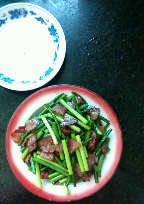 羊血炒蒜苗——江南特色美食的一道佳肴（用羊血炒出鲜嫩蒜苗的香气）