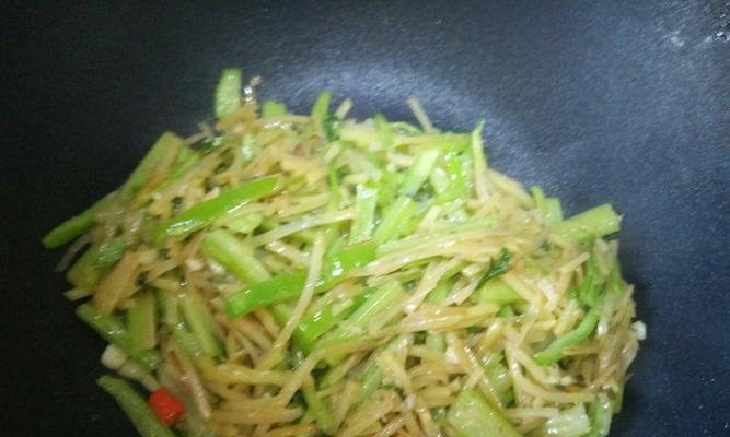 小芹菜炒土豆丝的做法（健康美味）  第1张