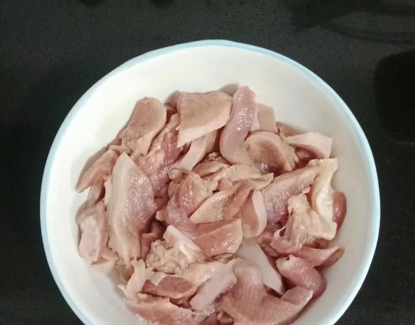 小排猪舌汤，营养美味的家常佳肴（口感鲜美的猪肉配上滑嫩的猪舌）  第1张