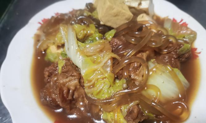 小牛肉粒炖豆腐，营养又美味（家庭美食不可错过的一道佳肴）