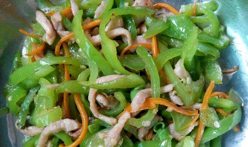 尝鲜小蘑菇炒肉丝，美味又营养（15个步骤教你轻松掌握烹饪技巧）