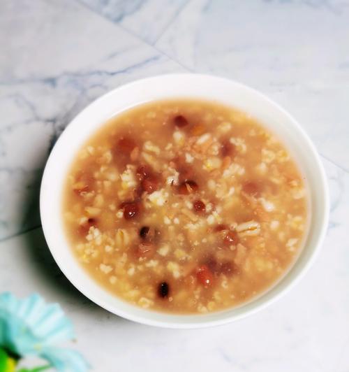 享受健康美味，小米麦仁糙米红薯粥的制作方法（健康养生不失美味）