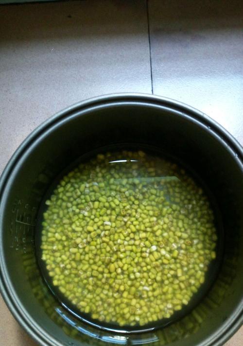 小米绿豆粥的做法与营养价值（家庭简易版小米绿豆粥的制作方法）  第1张