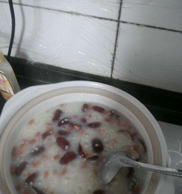 享受小米红枣圆子汤的美好时光（营养丰富、味道独特）