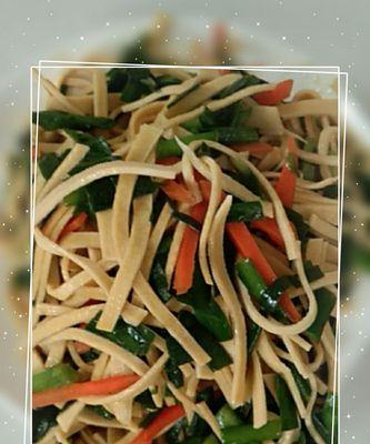 咸肉芹菜炒干丝，美味又营养（教你用咸肉芹菜做一道鲜美的炒干丝）