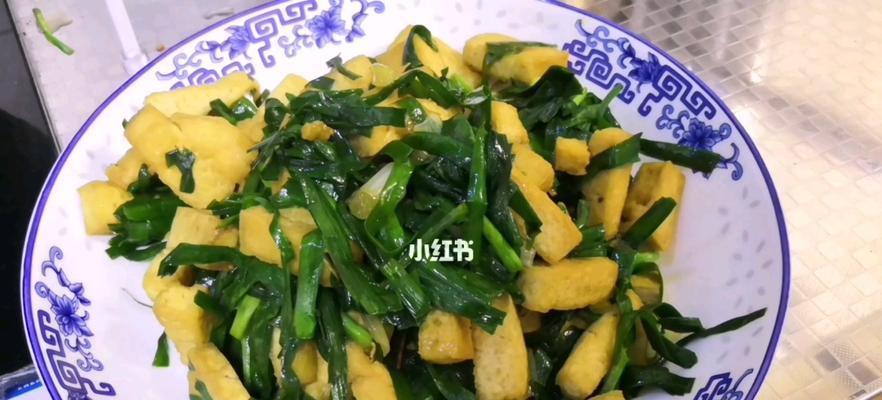 以咸韭菜为主角的美食探秘（一种酸爽口感的冬季美味）  第1张