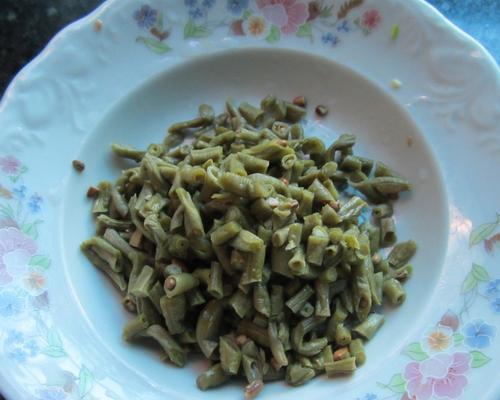 咸豆角炒肉花肠的制作方法（美味的家常菜肴）