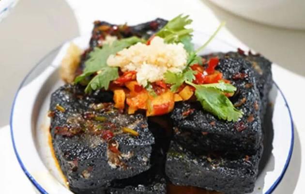 咸蛋肉末臭豆腐，香气四溢的经典美食（如何用咸蛋肉末提升臭豆腐的美味）
