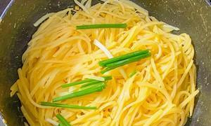 咸蛋黄土豆丝的独特魅力（以黄土豆为主材）  第1张