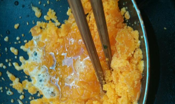 咸蛋黄炒玉米，金黄鲜香的家常美食（教你如何做出口感鲜美）
