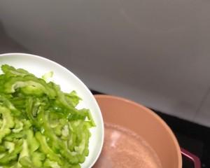 咸蛋黄炒苦瓜，香味四溢（让苦瓜变得美味）