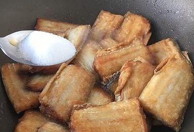 咸带鱼的烹饪技巧（如何制作美味可口的咸带鱼）  第1张