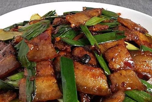咸菜蒜苗回锅肉的家常做法（用咸菜和蒜苗的特别搭配）  第1张