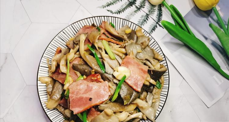 以鲜榛蘑炒肉——美味佳肴的制作方法（来自原始森林的美食盛宴）  第1张