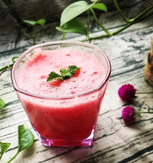 清凉夏日，鲜榨西瓜助你解暑（夏日必备饮品）  第1张